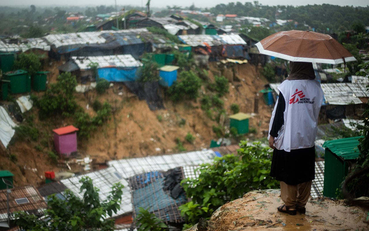 Une employée de MSF observe d'un point élevé le camp de réfugiés de Jamtoli à Cox's Bazar, au sud-est du Bangladesh