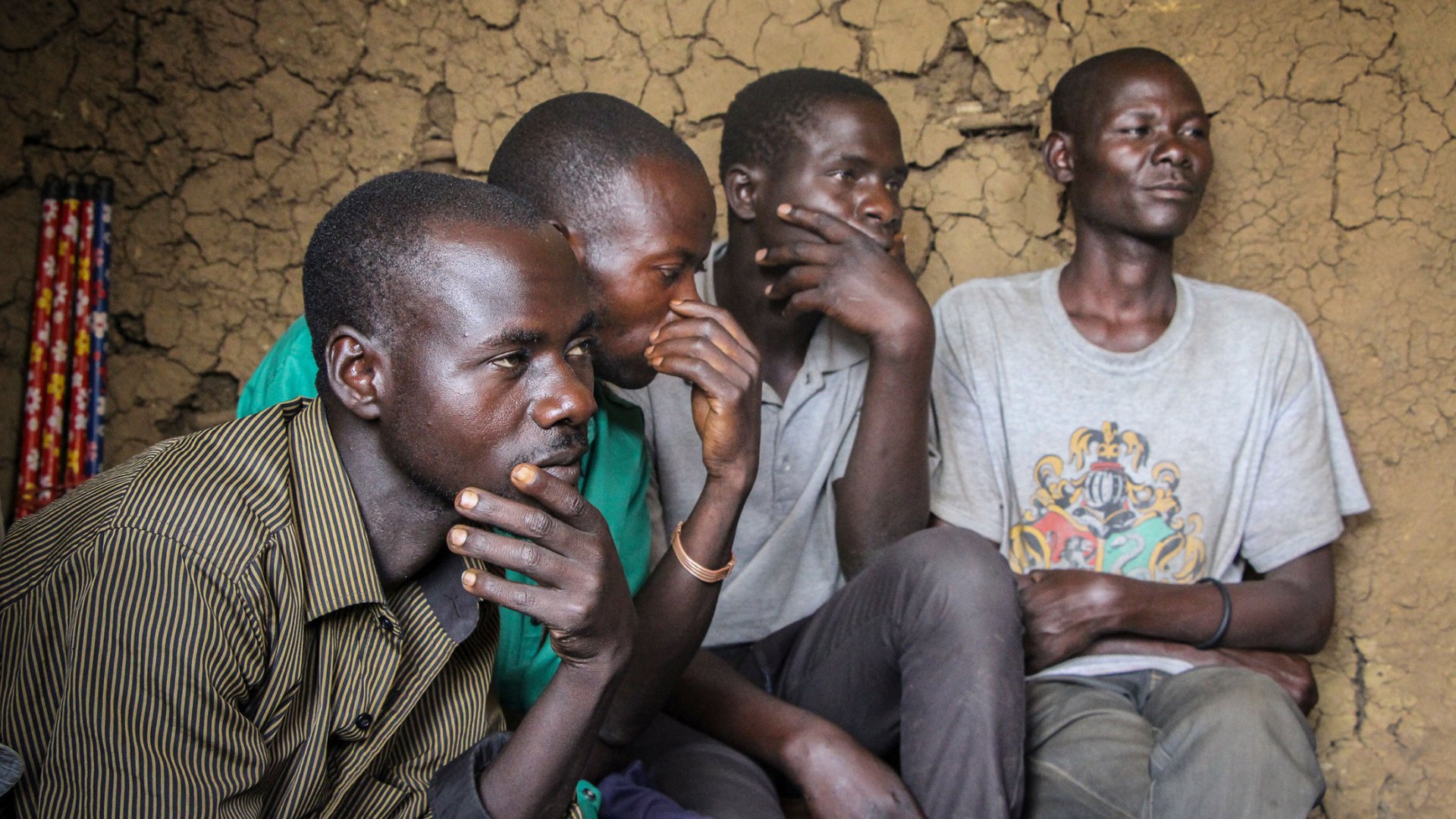 Un groupe de quatre jeunes hommes.
