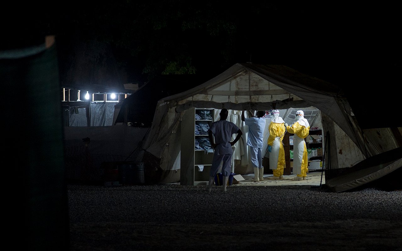 Vue du CTE avec des staffs MSF en tenue PPE.