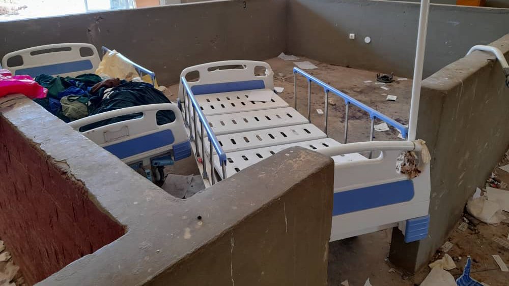 Das Foto zeigt ein demoliertes Spital. Medizinische Utensilien wurden beschädigt oder zerstört und überall liegt Abfall. 