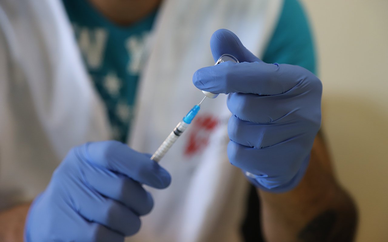 Un vaccin contre le Covid-19 en train d’être préparé.