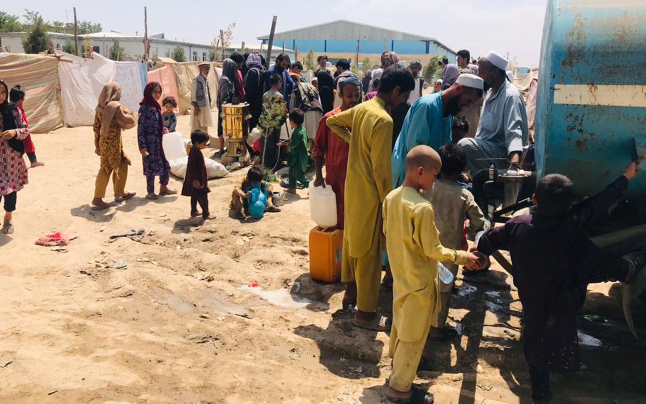 Alt  (description)	Des familles viennent chercher de l’eau au campement informel MSF