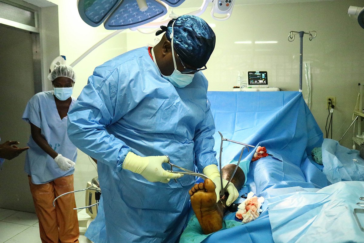 Orthopedischer Chirurge von Ärzte ohne Grenzen im Operationssaal des Spitals Saint Antoine in Jérémie bei einer Operation.