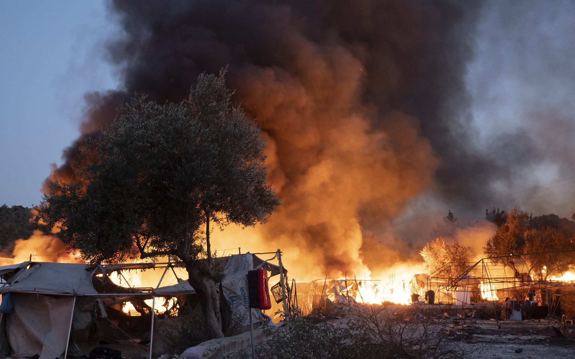 Das Camp Moria in Flammen. 