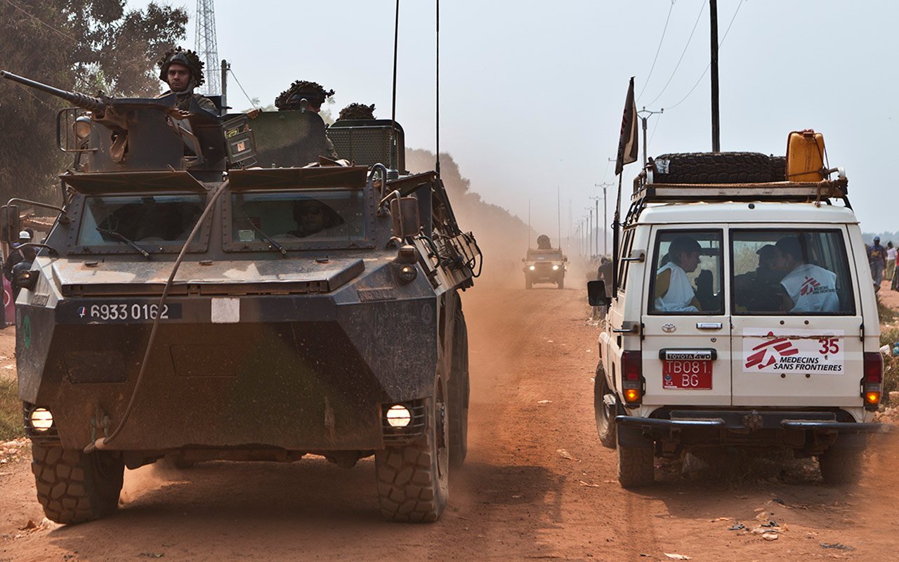 Un véhicule MSF croise un blindé à Bangui
