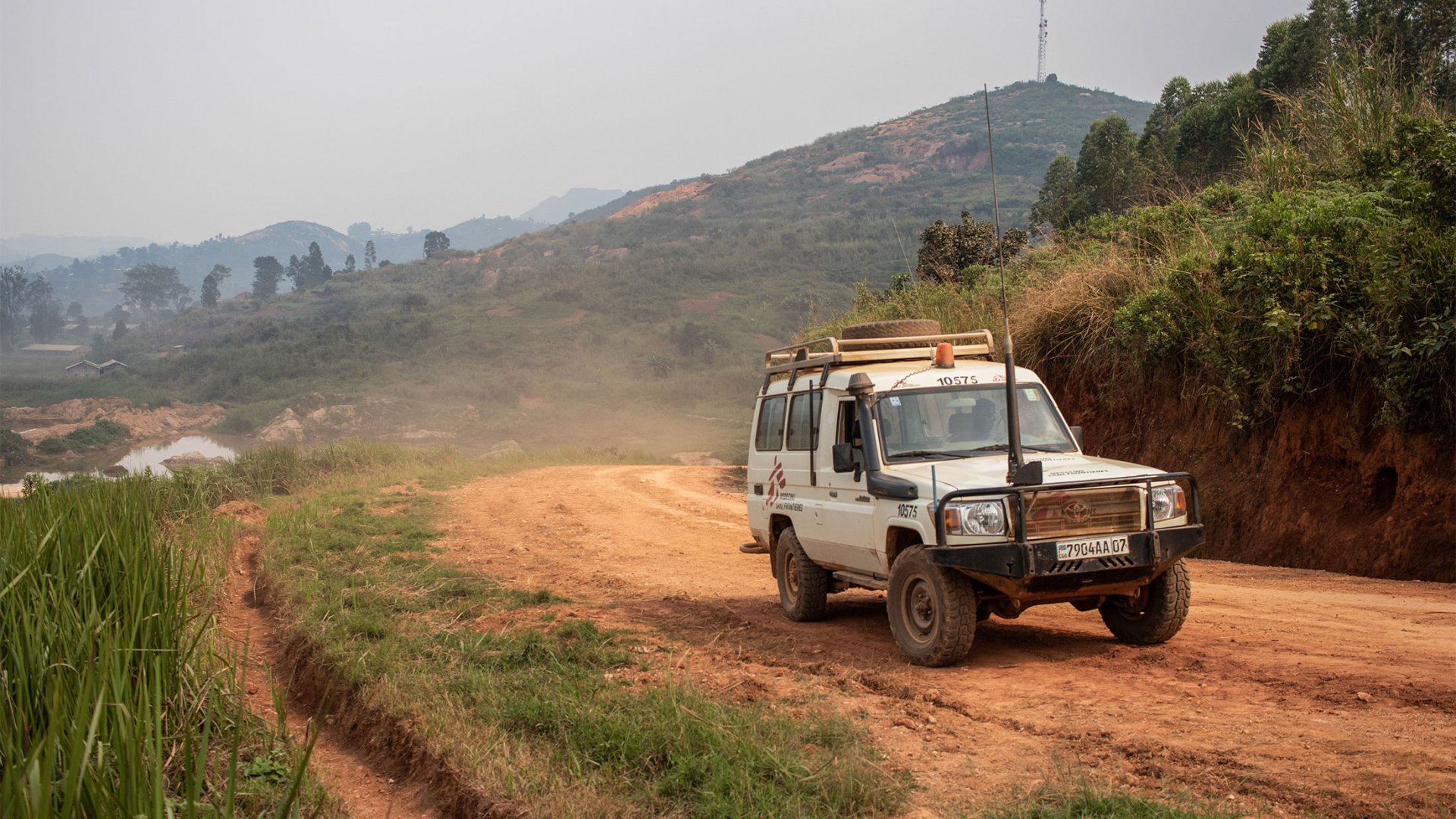 Une voiture MSF sur la route.