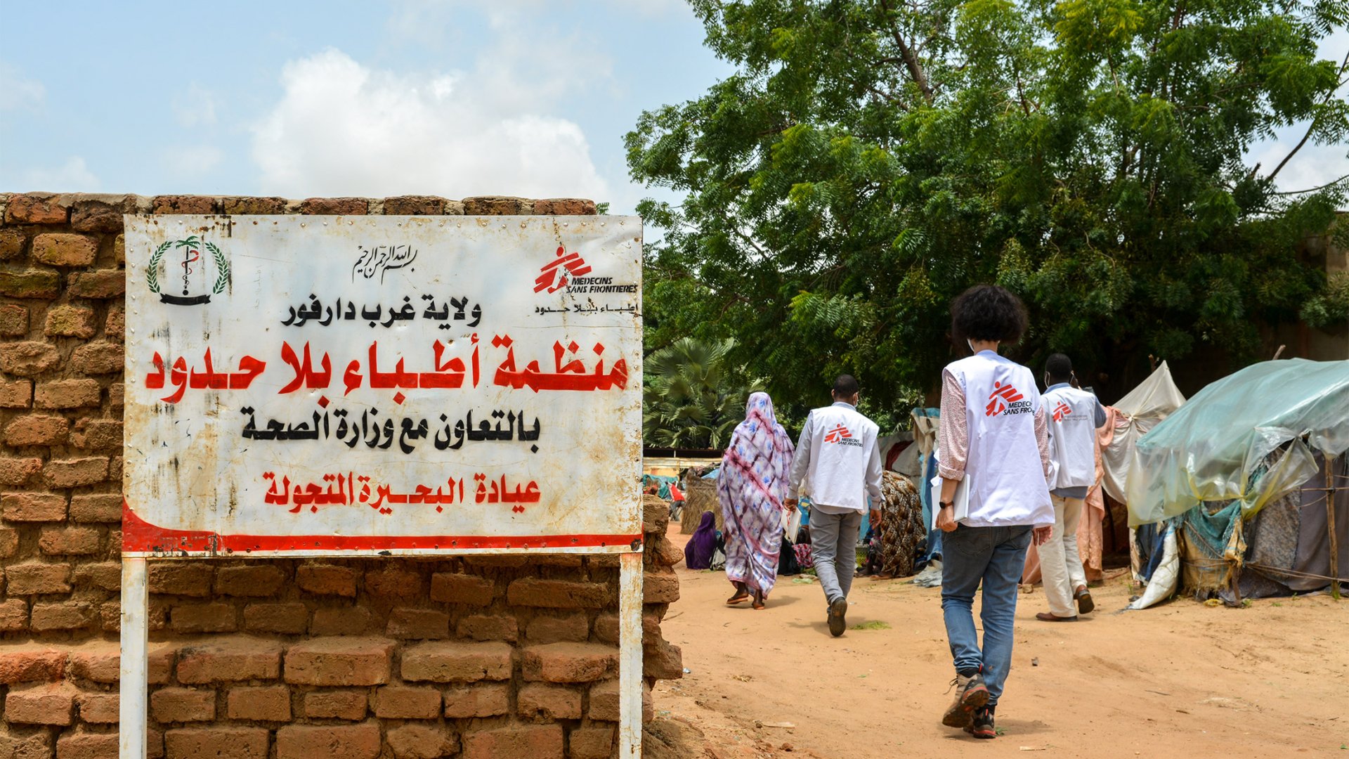 El Geneina le 18.08.2021. Des staffs MSF marchent pour rejoindre la clinique mobile.