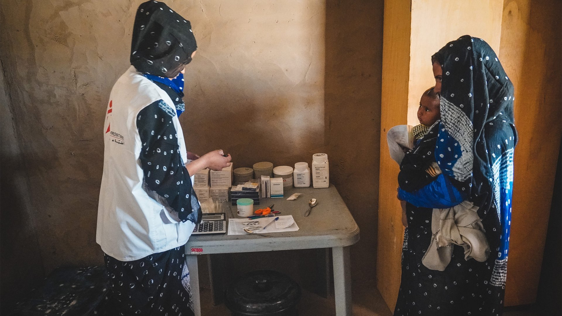Photo de l'infirmière entrain de préparer les médicaments.