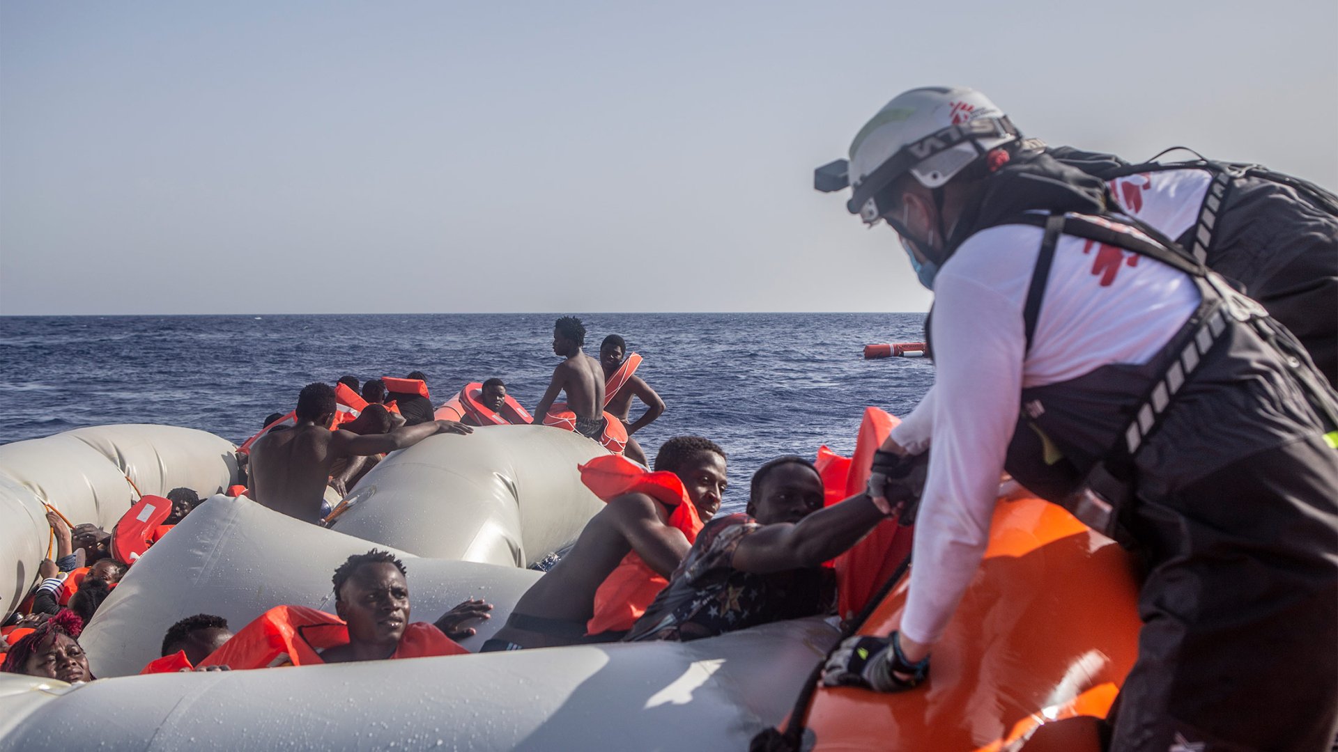 Das Such- und Rettungsteam bringt die Schiffbrüchigen an Bord der Geo Barents, des Rettungsschiffs von Ärzte ohne Grenzen. 27. Juni 2022