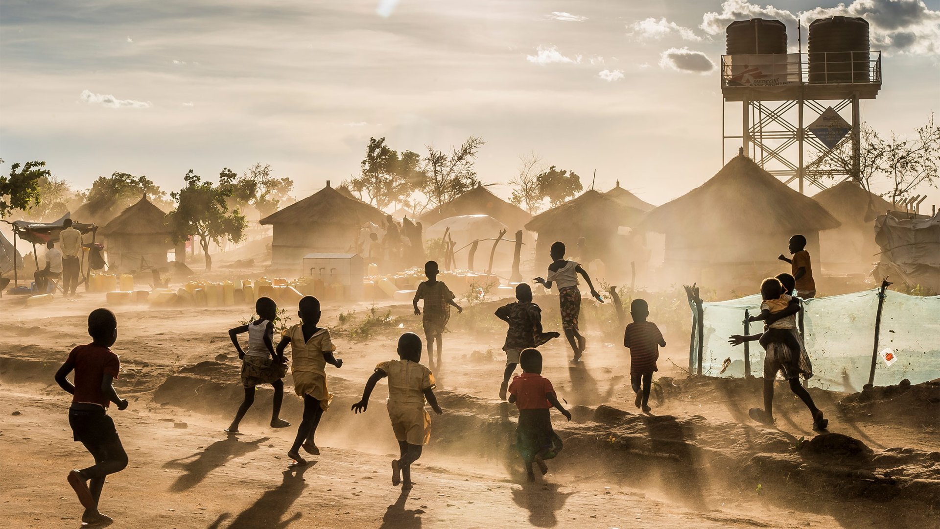 Des enfants jouent dans le camp de Bidibidi