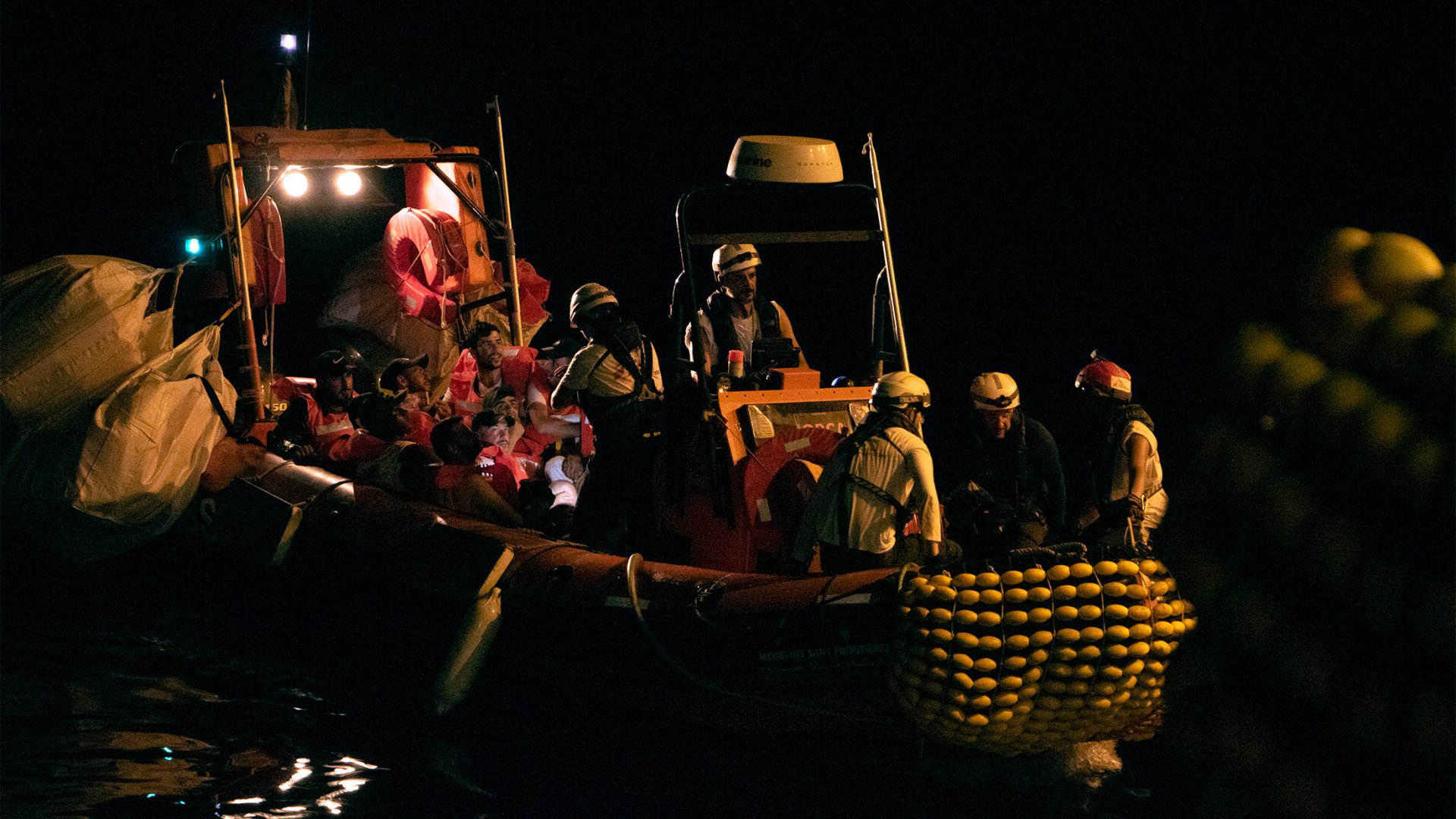 Das Rettungsschiff kehrt nach der Rettungsaktion für die in Not geratenen Menschen zur Geo Barents zurück.
