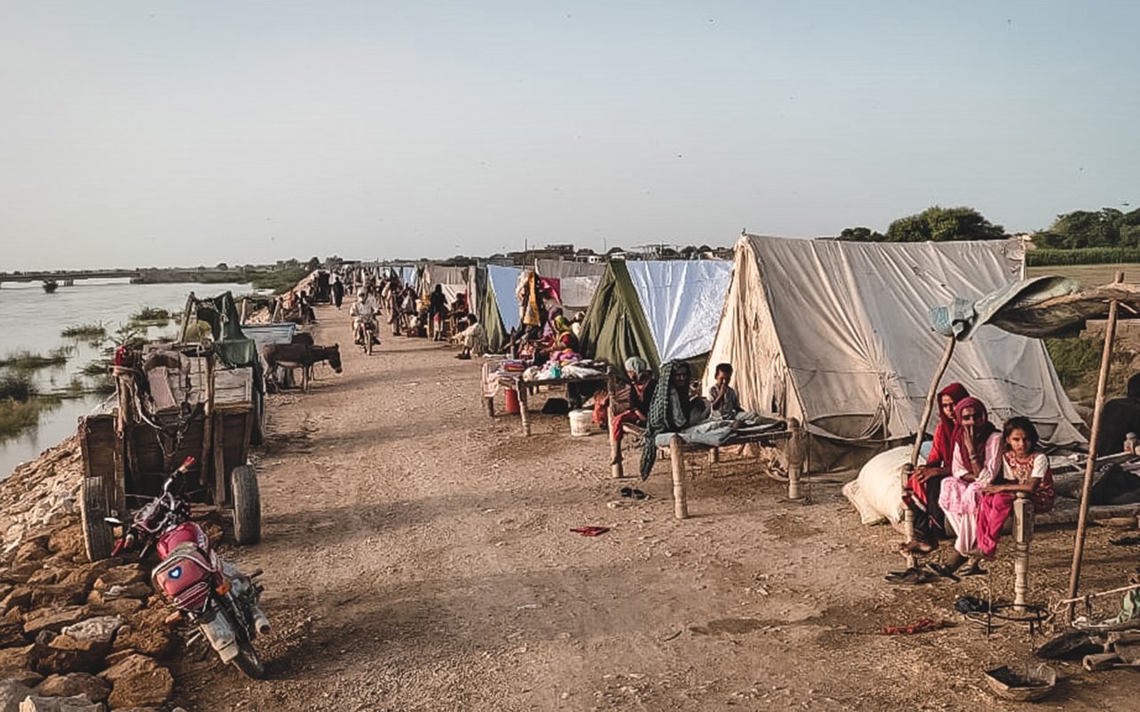 Menschen, die aufgrund der Überschwemmungen vertrieben wurden, leben nun in Notunterkünften. Provinz Sindh. Pakistan. 26. August 2022.