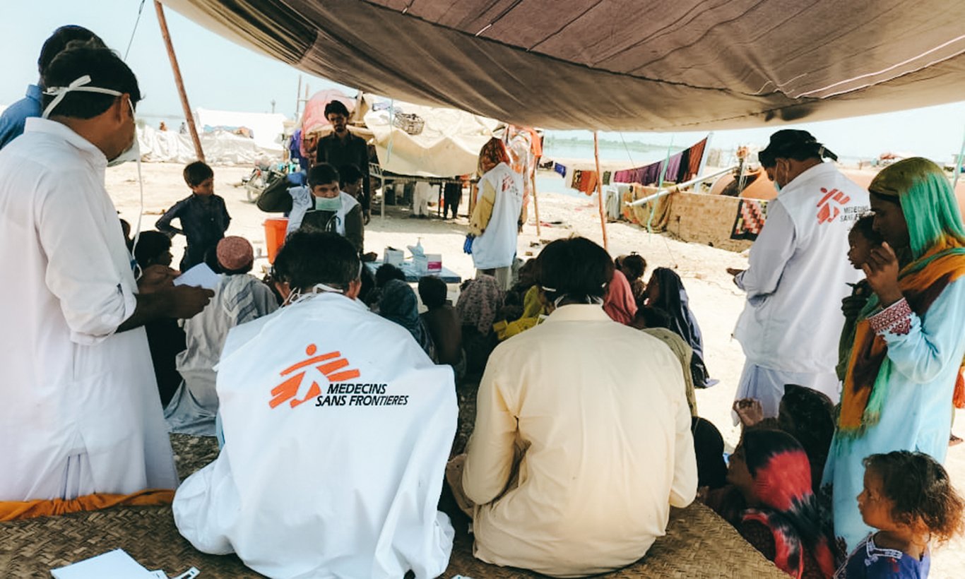 Unsere Teams führen medizinische Konsultationen durch mit den Menschen, die von den Überschwemmungen betroffen sind im Distrikt Dera Murad Jamali in Ostbelutschistan