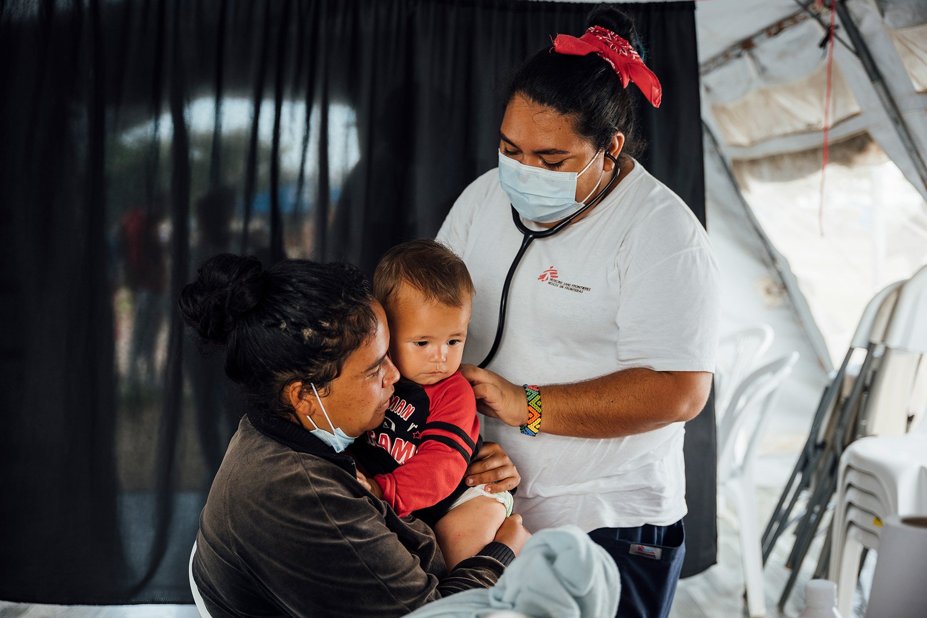 Mutter und Babys im Einwanderungszentrum San Vicente. Januar 2022, Panama.