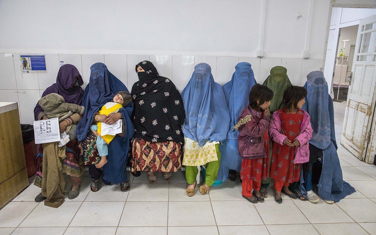 Des femmes attendent dans la zone de triage de la salle d'urgence de l'hôpital de Boost soutenu par MSF. 26 janvier 2022 Lashkar Gah, Afghanistan