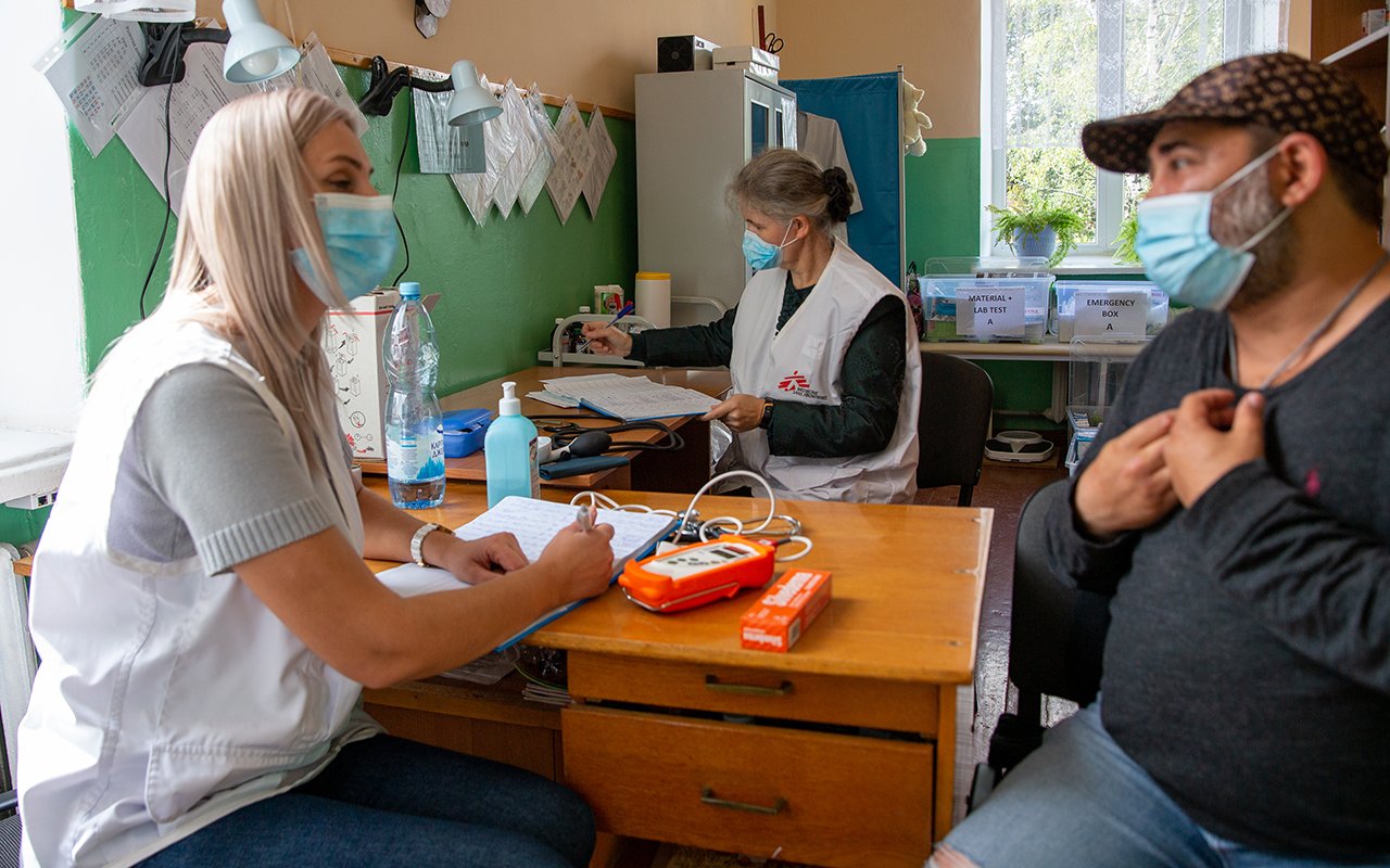 Un patient en consultation pour son hypertension dans une clinique mobile MSF à Uzhhorod, une ville du sud-ouest de l'Ukraine, dans la région de Zakarpattia. 19 septembre 2022.