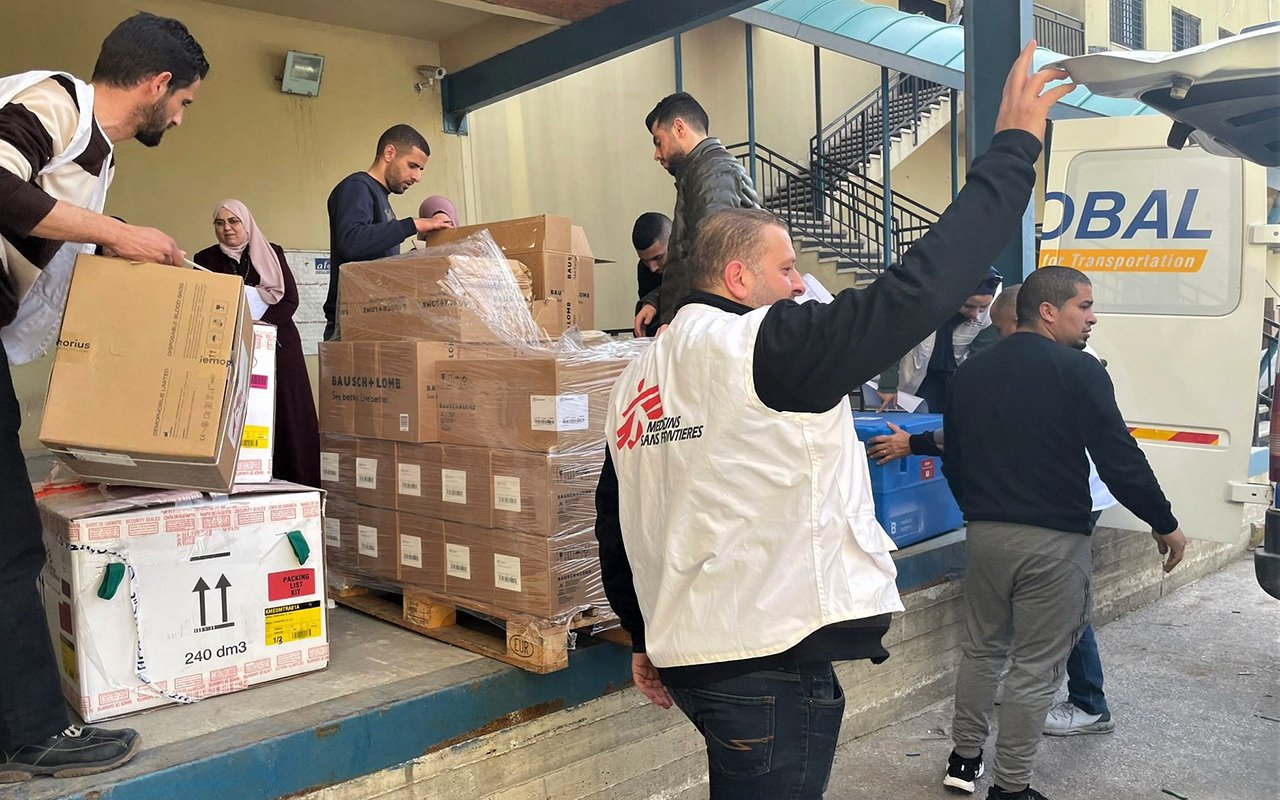 Mitarbeitende des Projekts in Hebron verteilen medizinische Hilfsgüter in die Gesundheitszentren von Nablus.