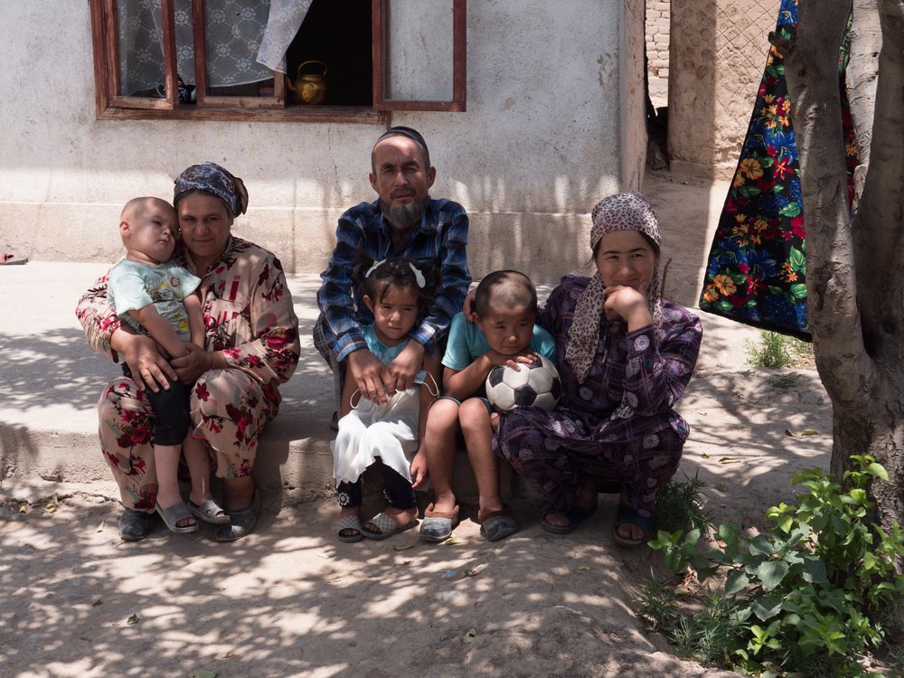 Surayo und Familie vor ihrem Haus. Tursonzoda, Tadschikistan, Juli 2021.