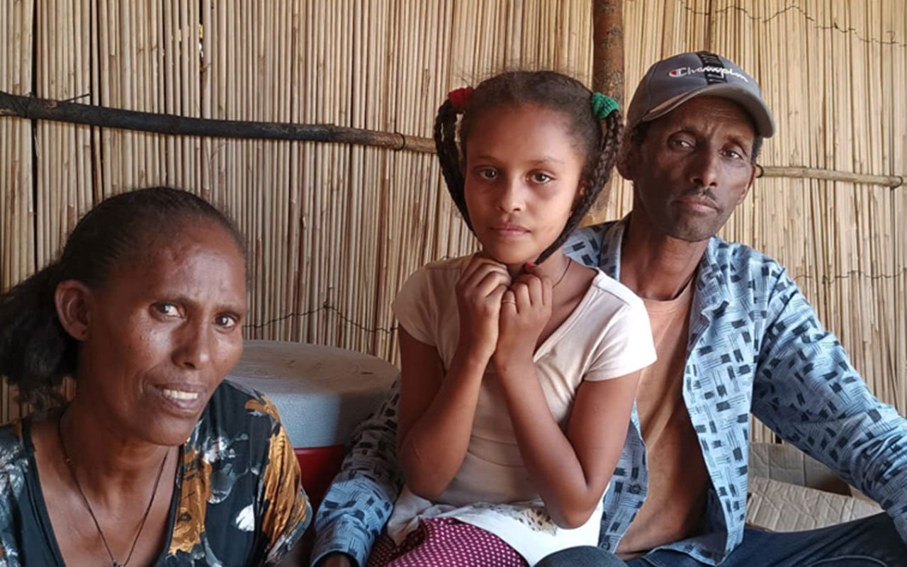 53-jähriger Vertriebener mit seiner Familie im Lager Um Rakuba. Sudan, Mai 2023