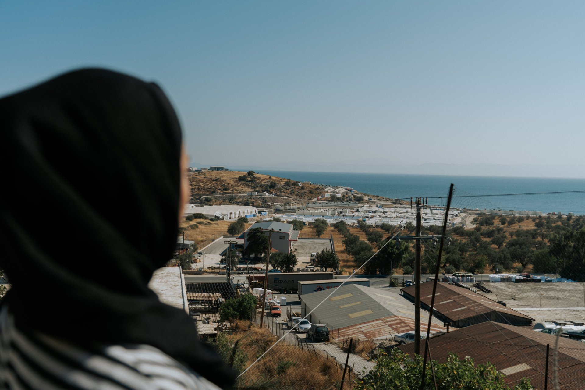 Eine Betroffene vor dem CCAC Mavrovouni. Lesbos, September 2021.