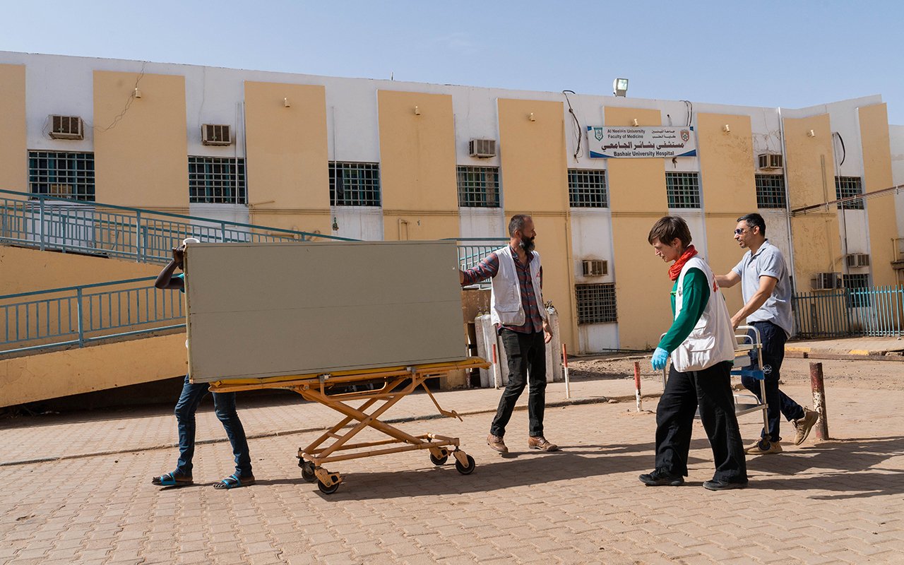 Le personnel de MSF essaie de travailler avec les moyens du bord pour rendre l'hôpital de Bashair opérationnel. Khartoum, 13 mai 2023.