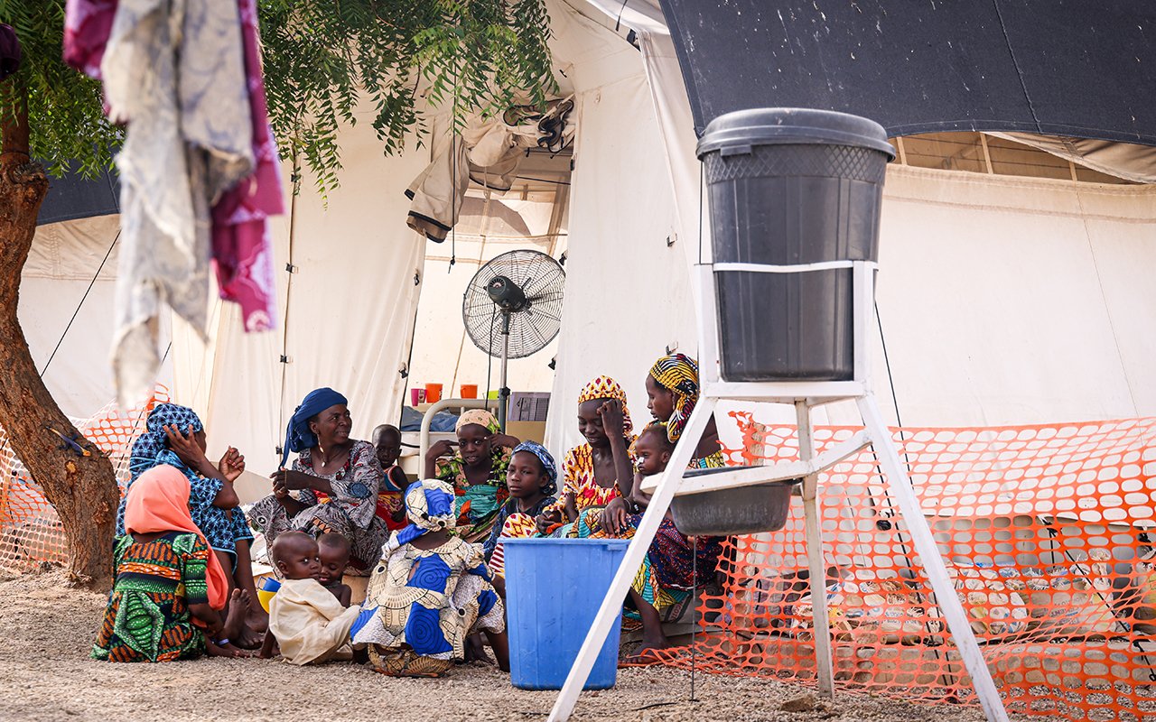 Un groupe de femme partagent l'espace à l'extérieur du centre de nutrition thérapeutique géré par MSF, où les enfants reçoivent leurs traitements. Katsina, Nigeria, 24 mai 2023.