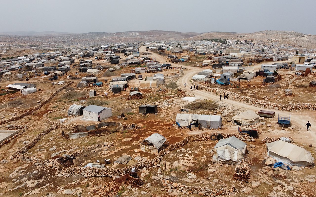 Un camp de personnes déplacées dans le gouvernorat d'Idlib, au nord-ouest de la Syrie. Le camp a accueilli de nouvelles familles déplacées à la suite du tremblement de terre. Mai 2023, nord-ouest de la Syrie 