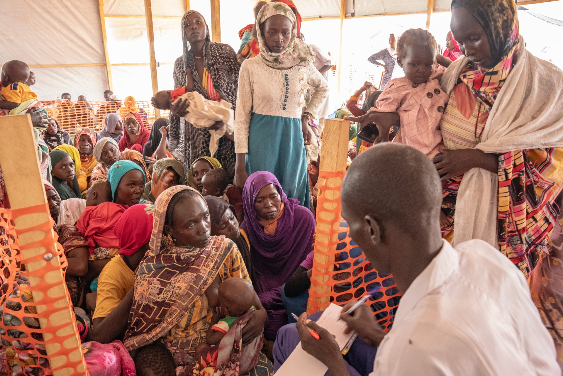 Patient:innen warten auf die Triage in der MSF-Klinik im Camp in Adré, Tschad, August 2023.