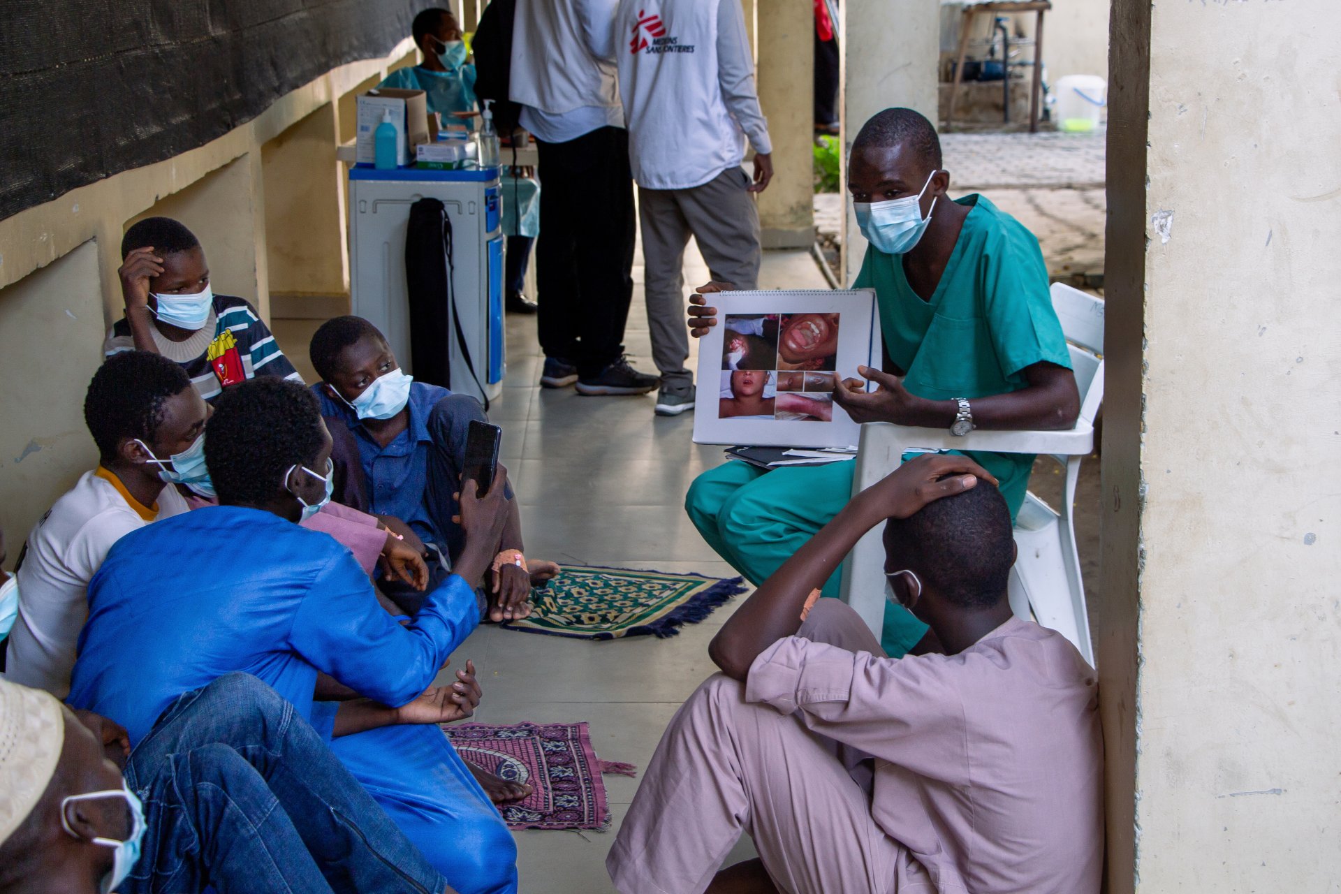 Un promoteur de santé explique les symptômes de la diphtérie à un groupe de patients et de soignants à l'hôpital spécialisé de Murtala Mohamed. Kano, Nigeria, 12 septembre 2023.