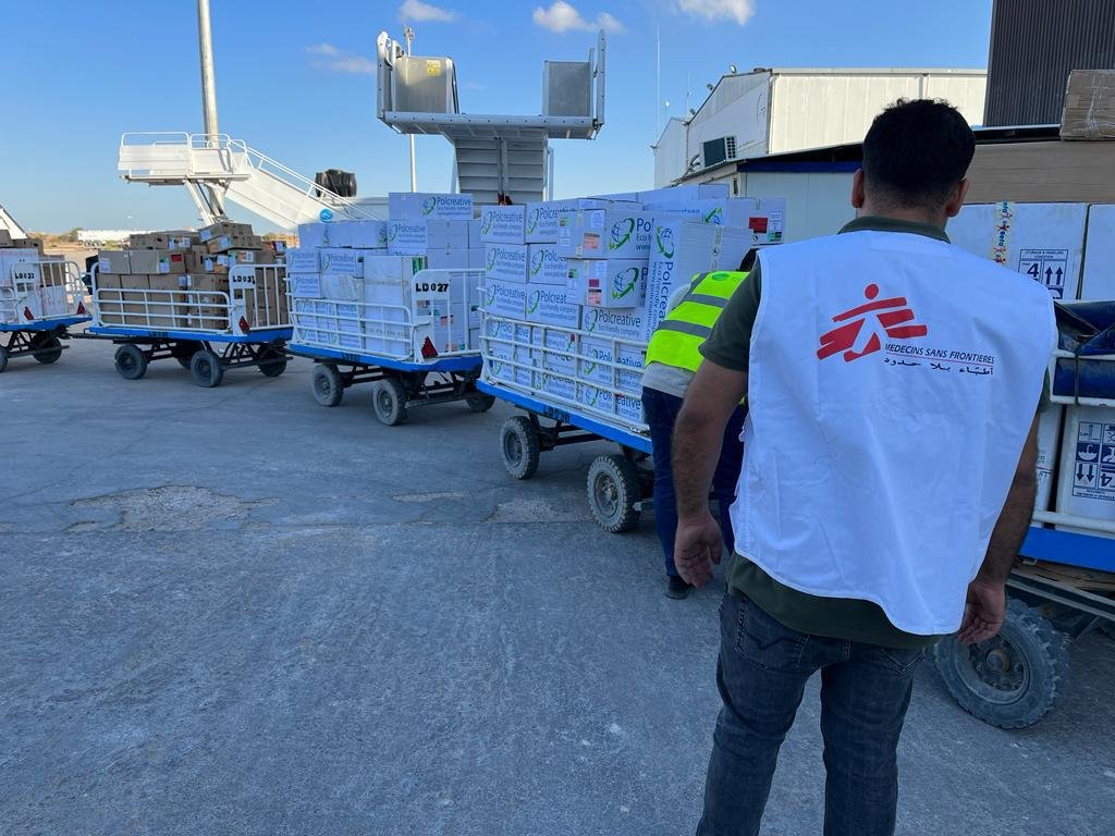 Unser Logistik-Koordinator bei der Versendung der Unterstützungslieferung. Libyen, September 2023.