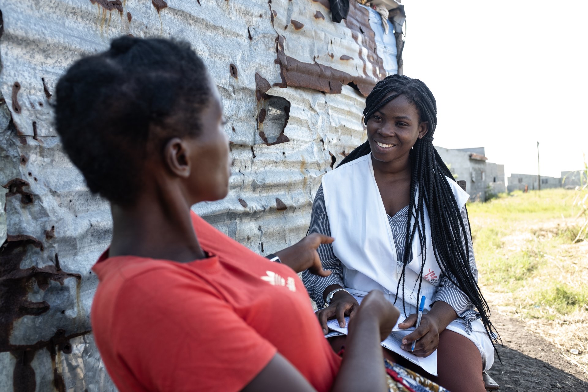 Une membre de l'équipe de proximité de MSF s'entretient avec une patiente qui a bénéficié d'un avortement médicalisé de la part de MSF une semaine avant que cette image ne soit prise