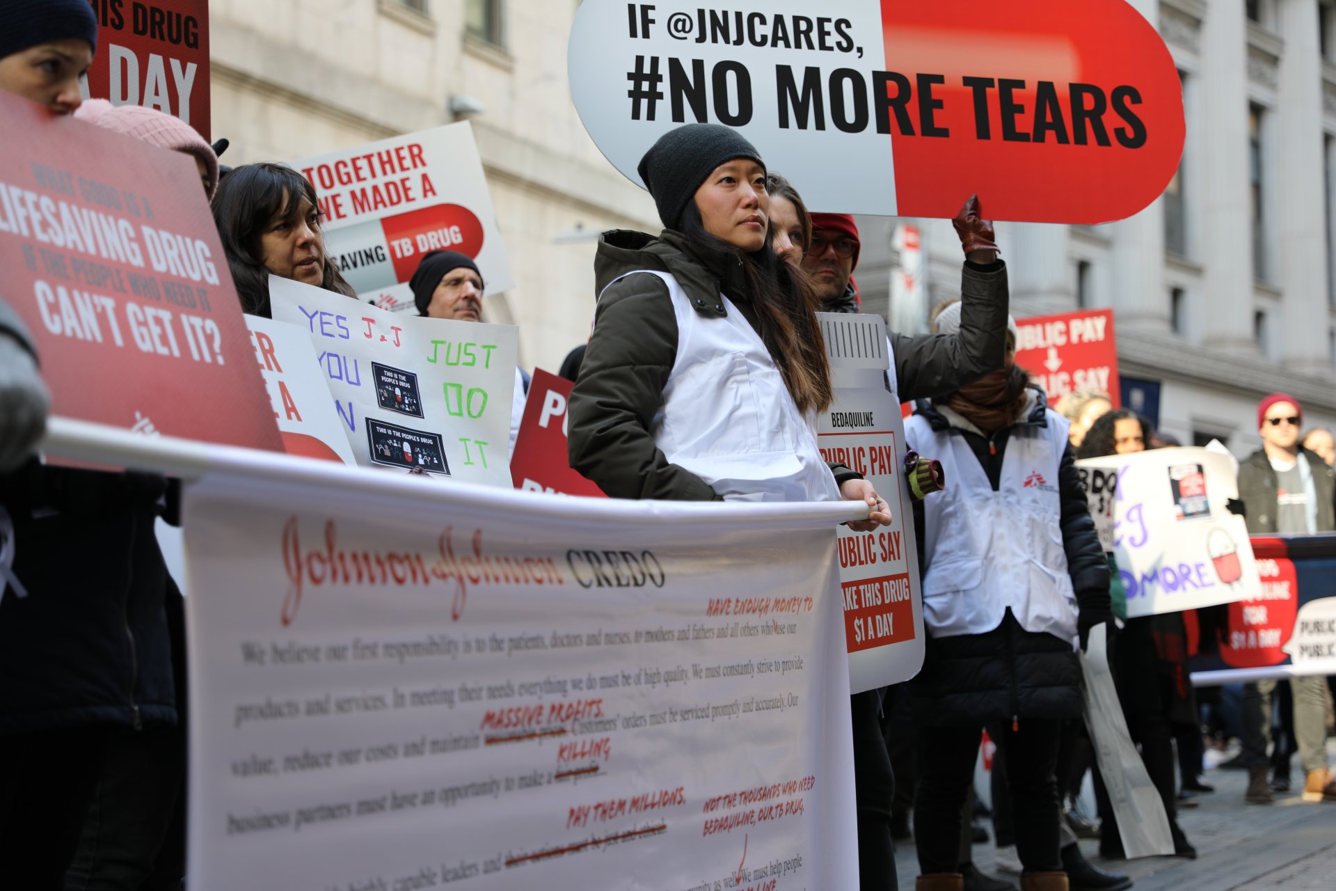 Von MSF organisierte Demonstration im Jahr 2020 vor der New Yorker Börse, um eine Preissenkung für das Medikament Bedaquilin zu fordern.