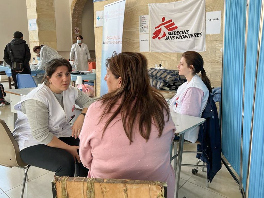 Les équipes MSF offrent des consultations en santé mentale et des premiers soins psychologiques aux personnes fuyant le Haut-Karabakh. Goris, province de Syunik, sud de l'Arménie, 28 septembre 2023