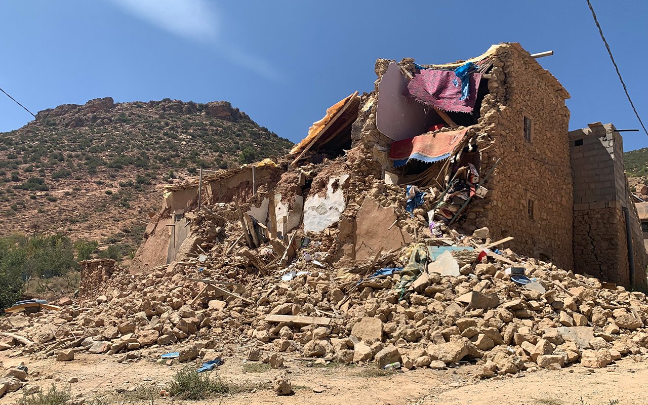 Ein eingestürztes Haus in der Region Hal Haouz, wo unsere Teams Bedarfsermittlungen durchgeführt haben. Marokko, 12. September 2023.