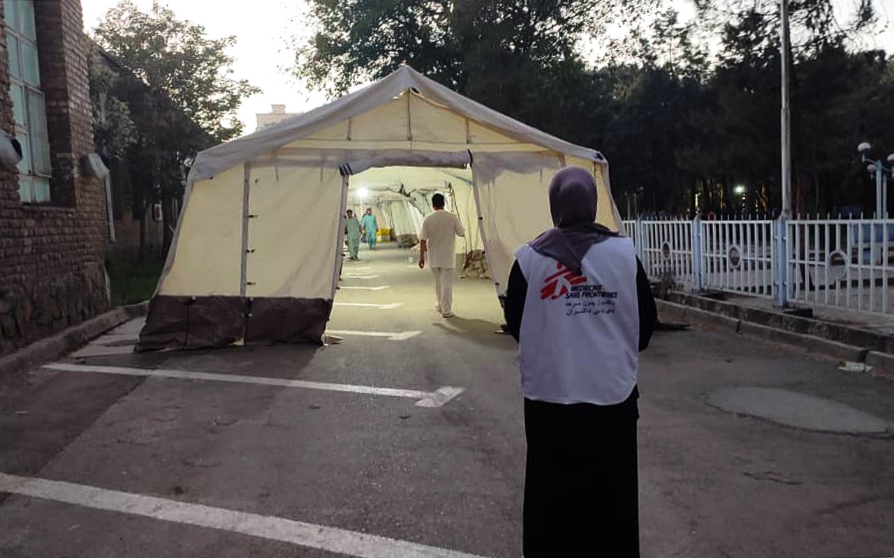 Tente et femme avec gilet MSF
