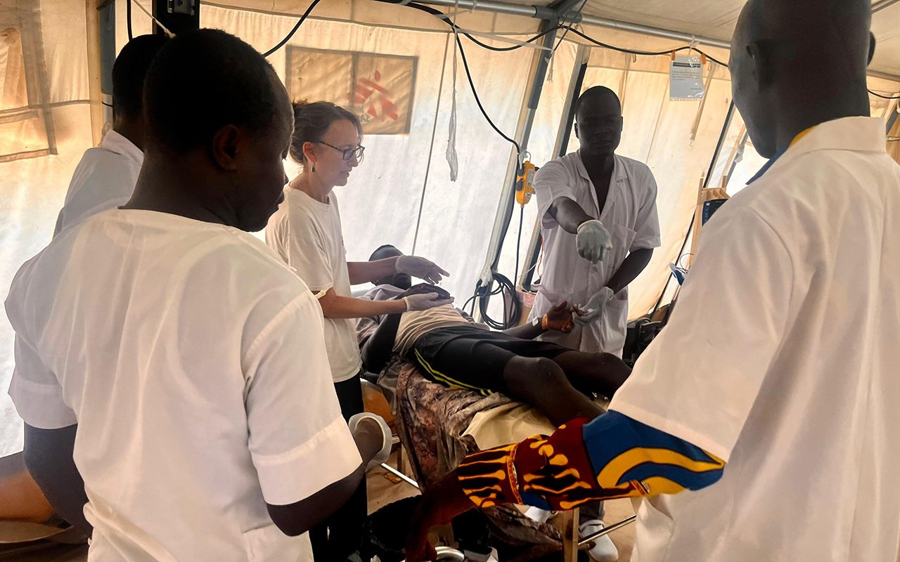 Erster aufgenommener Patient, seitdem die Kämpfe in El Geneina zugenommen haben und mehr Menschen aus dem Sudan nach Adré im Tschad flüchten. 4. November 2023.