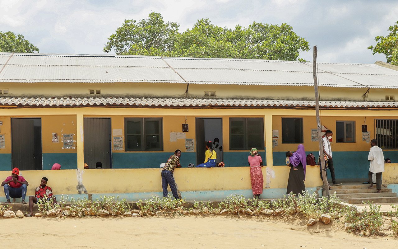 Vue d'ensemble du centre de santé Muririmue à Mogovolas, qui a bénéficié d'un renforcement de sa toiture pour résister aux fortes tempêtes qui n'ont cessé de s'abattre sur ce district. 18 octobre 2023