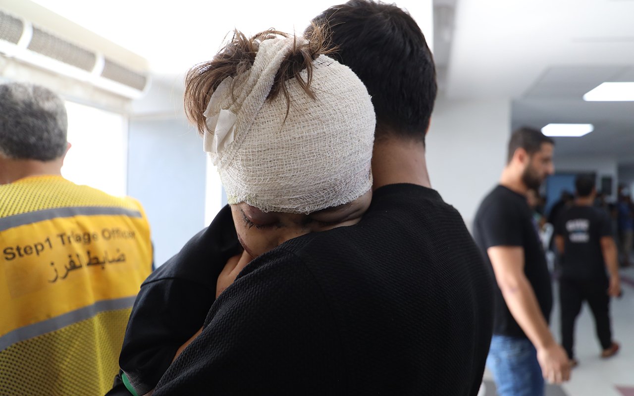 Un jeune garçon blessé par une frappe aérienne à Gaza serre son père dans ses bras après avoir été soigné à l'hôpital Al Shifa. 19 octobre 2023