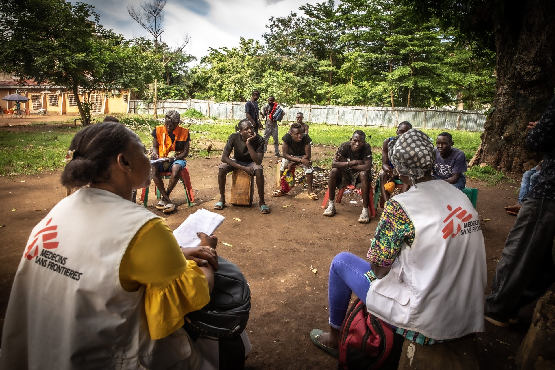 In einem Park in Bangui klären unsere Mitarbeitende Jugendliche und junge Erwachsene über sexualisierte Gewalt und Familienplanung auf. Zentralafrikanische Republik, Mai 2023.