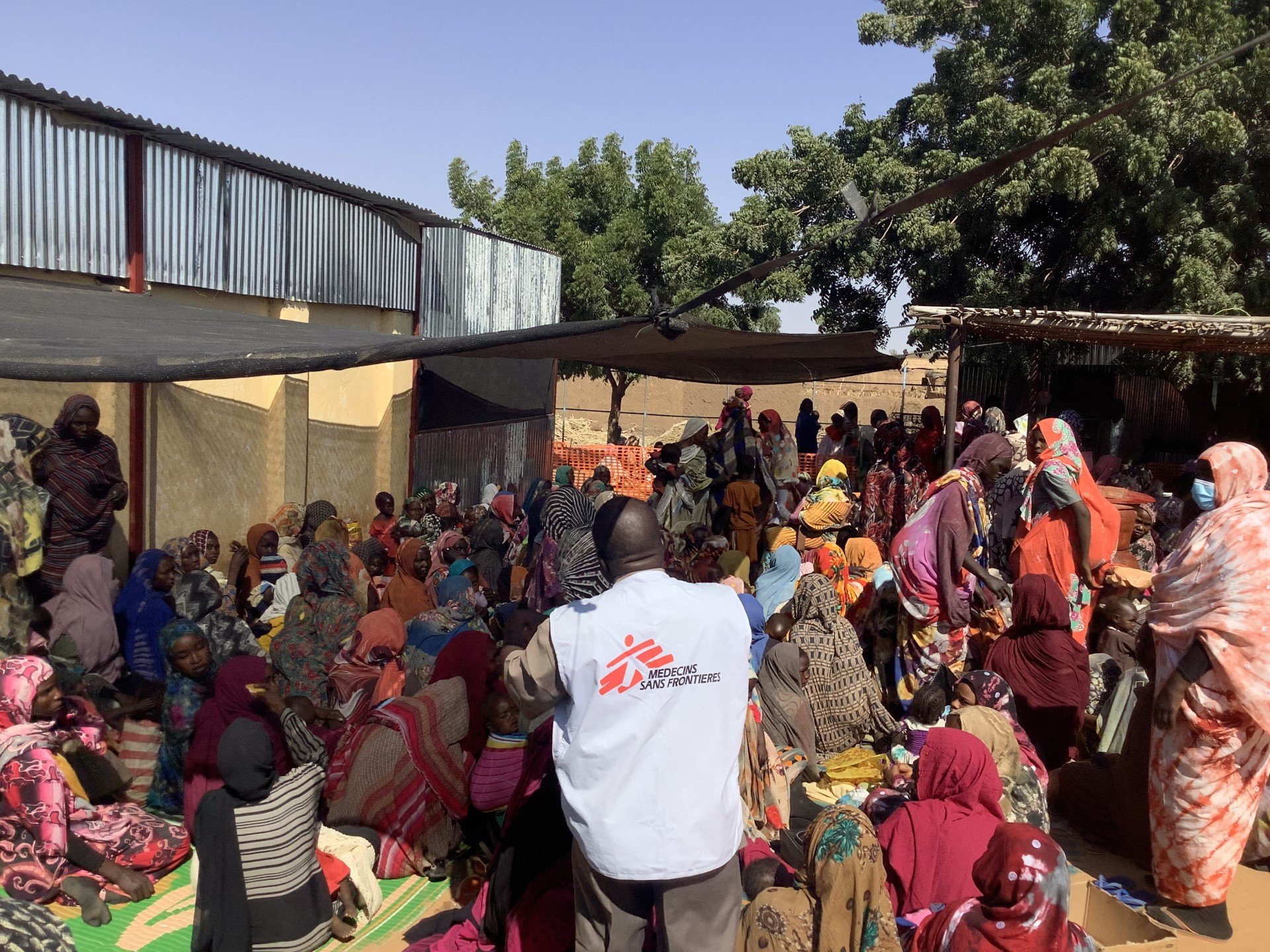Mütter mit ihren Kindern warten vor unserer Klinik im Samsam-Camp, 15 km von El Fasher. Sudan, Nord-Darfur, Januar 2024.