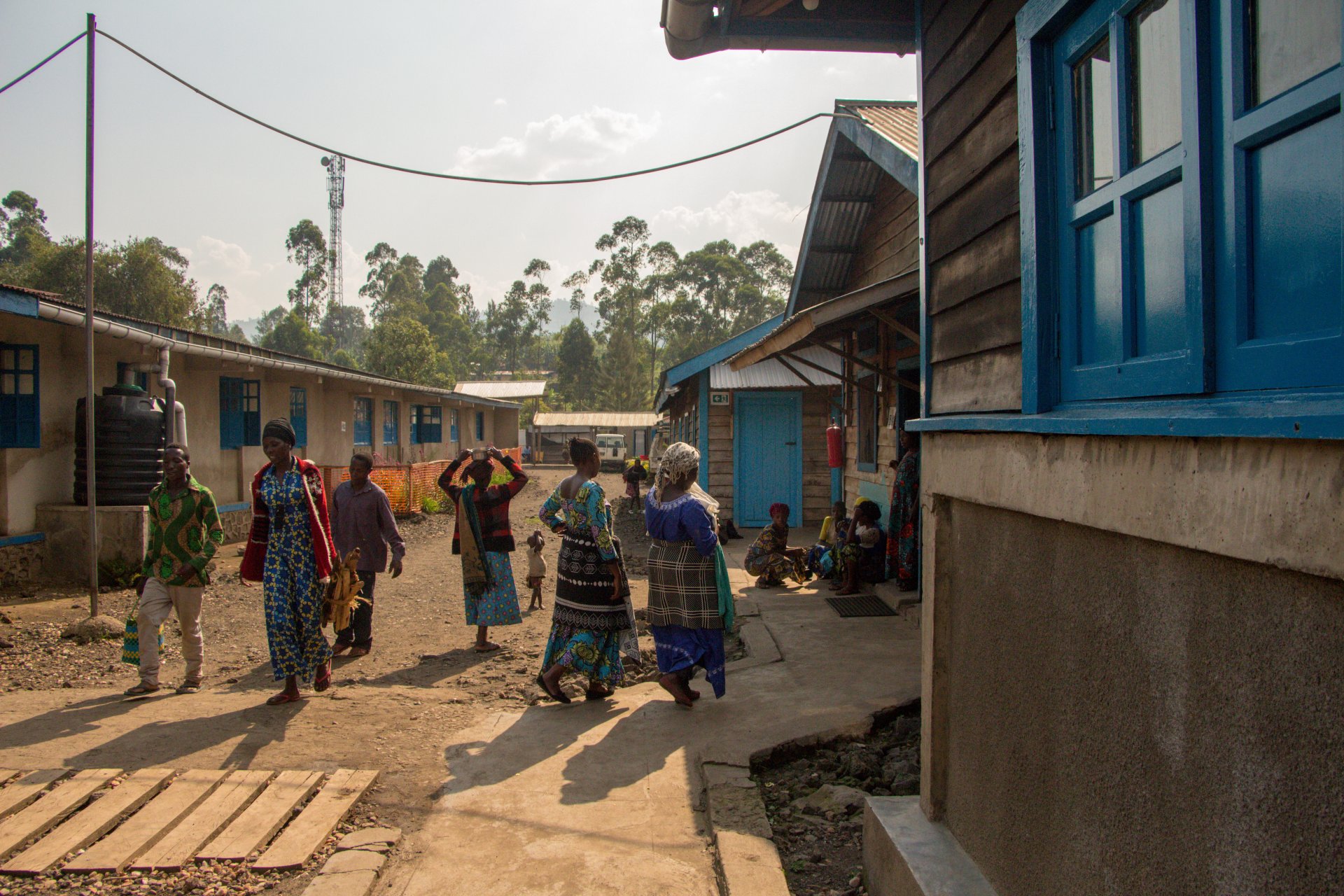 Patienten:innen und Pflegepersonal gehen an der Kinderstation des allgemeinen Referenzspitals von Mweso in Nord-Kivu vorbei. DR Kongo, August 2023.