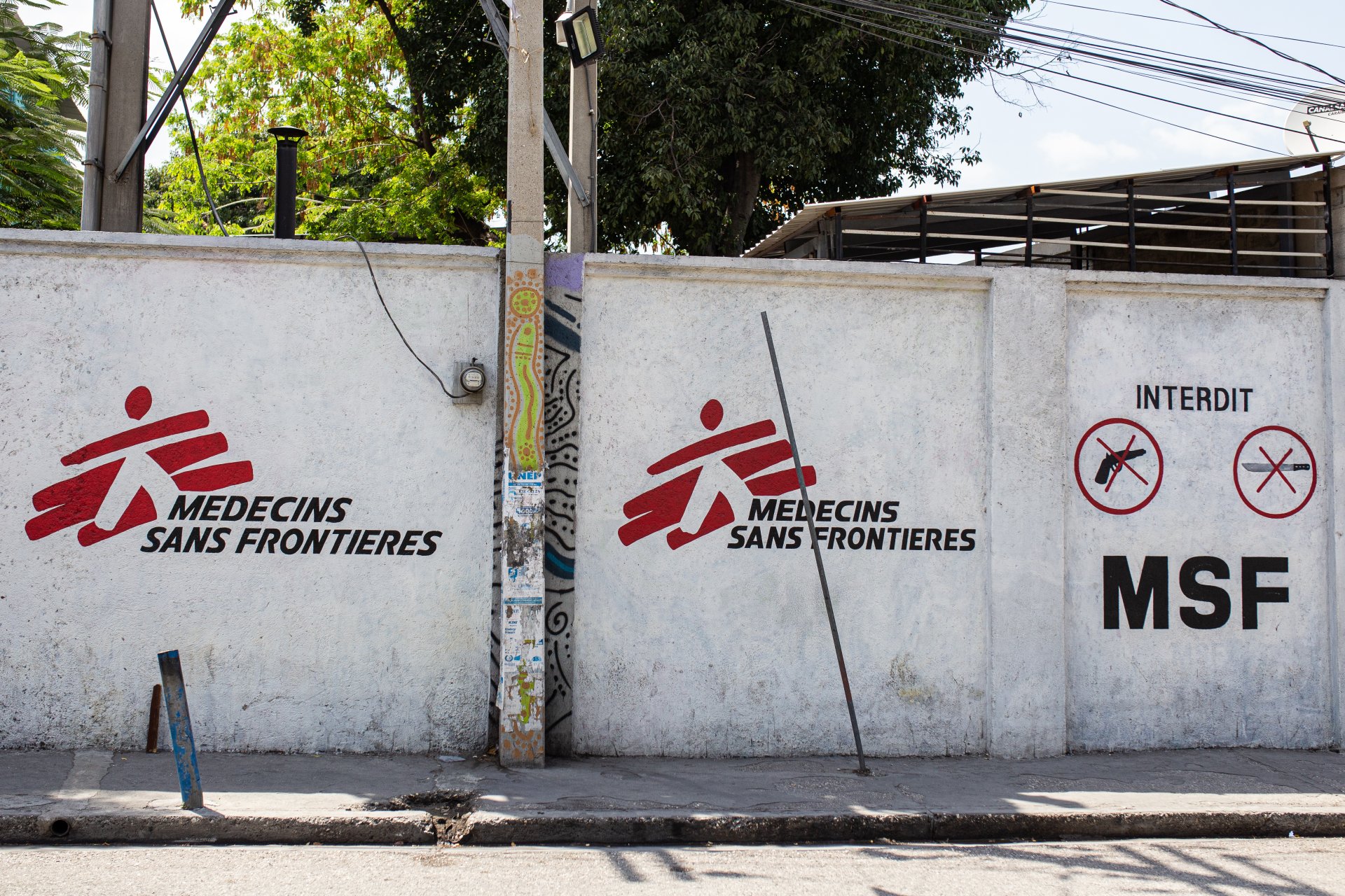Eingang des MSF-Nothilfezentrums Turgeau, im Zentrum von Port-au-Prince. März 2023.