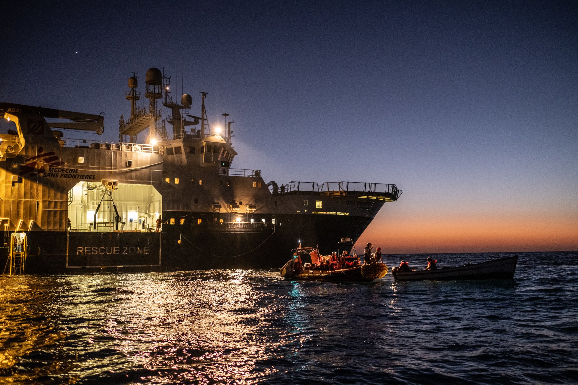 Dans l'après-midi du 15 novembre 2021, les équipes de MSF ont secouru 25 personnes d'un bateau en bois dans la zone de sauvetage maltaise - des hommes, des femmes et des enfants, dont beaucoup étaient malades, affamés et assoiffés après deux jours de dérive en mer. 