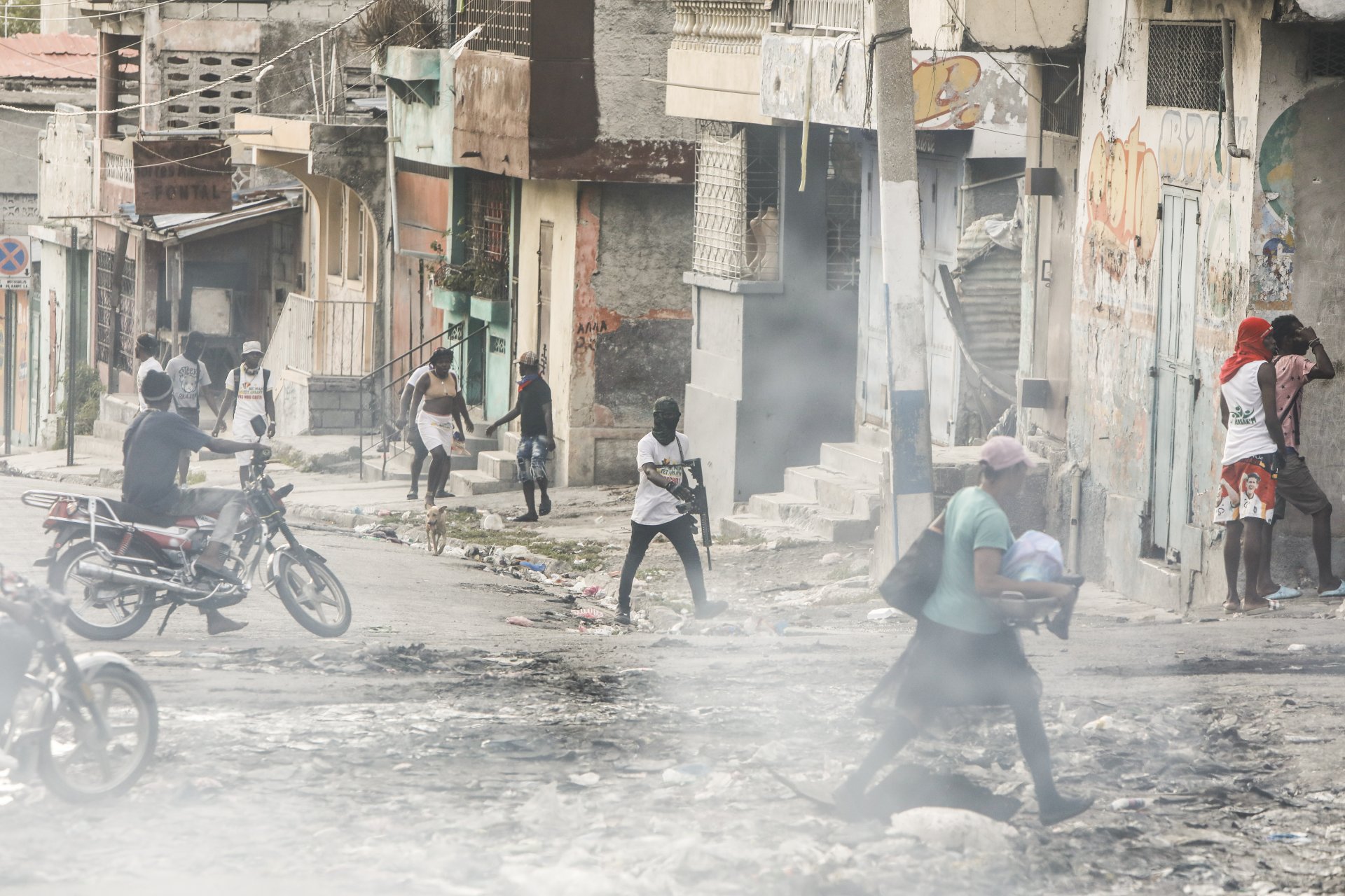 Bewaffnete liefern sich einen Schusswechsel mit der Polizei im Quartier Bel Air in Port-au-Prince.