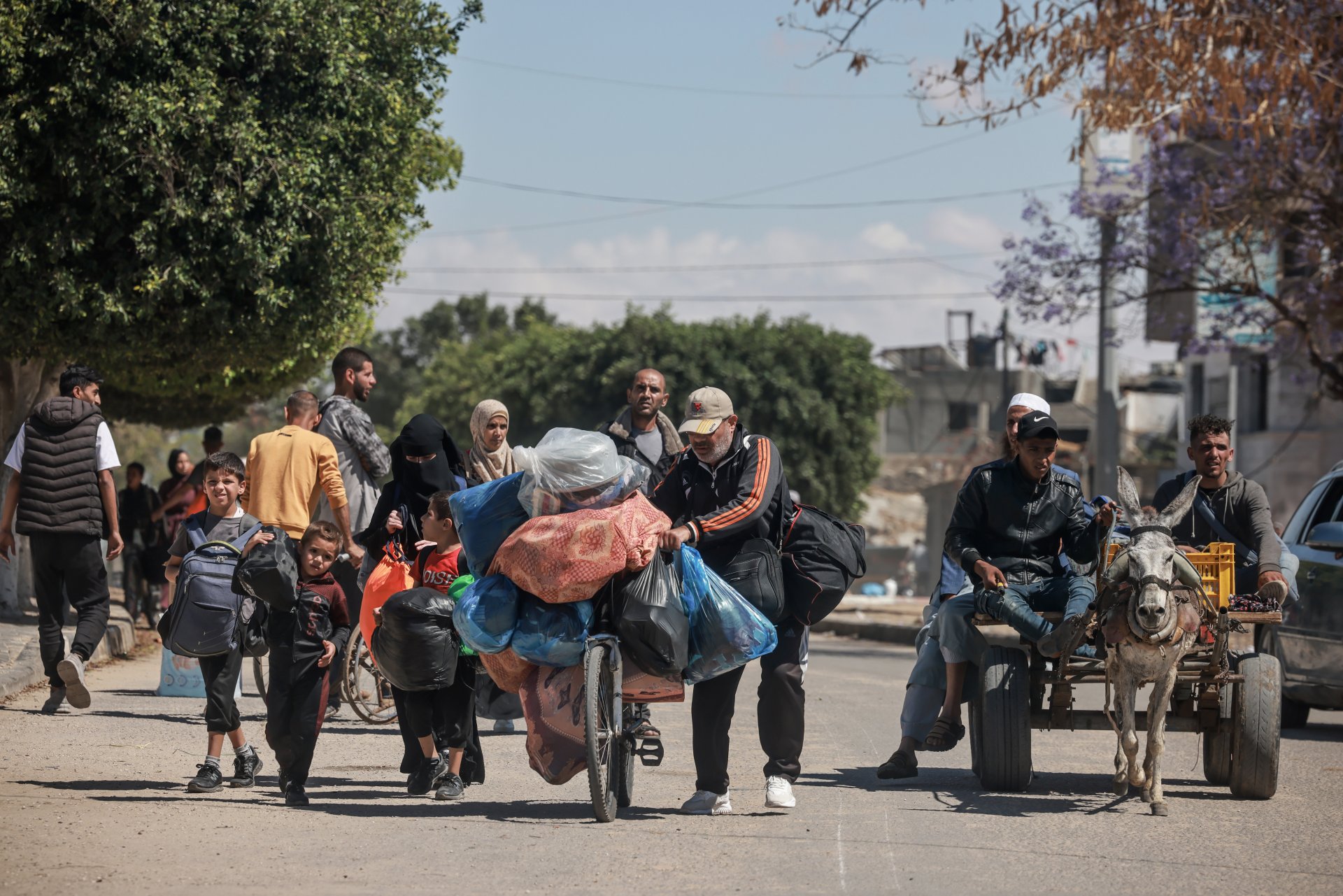 Vertriebene Palästinenser:innen verlassen nach dem Evakuierungsbefehl der israelischen Armee am 6. Mai Rafah im südlichen Gazastreifen. Copyright: MSF