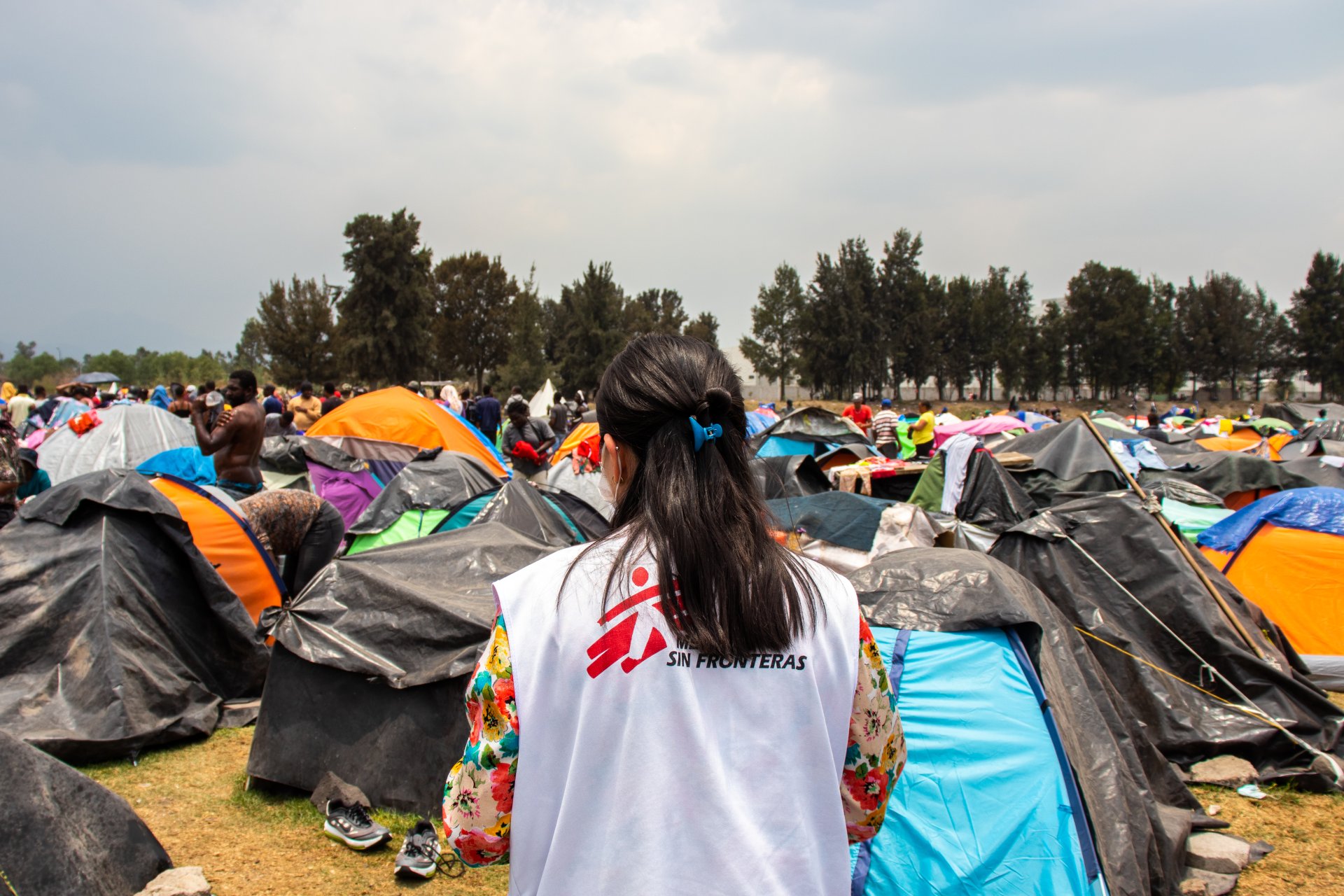 Camp informel de personnes migrantes dans le parc de Tlahuac, ville de Mexico. 2023.