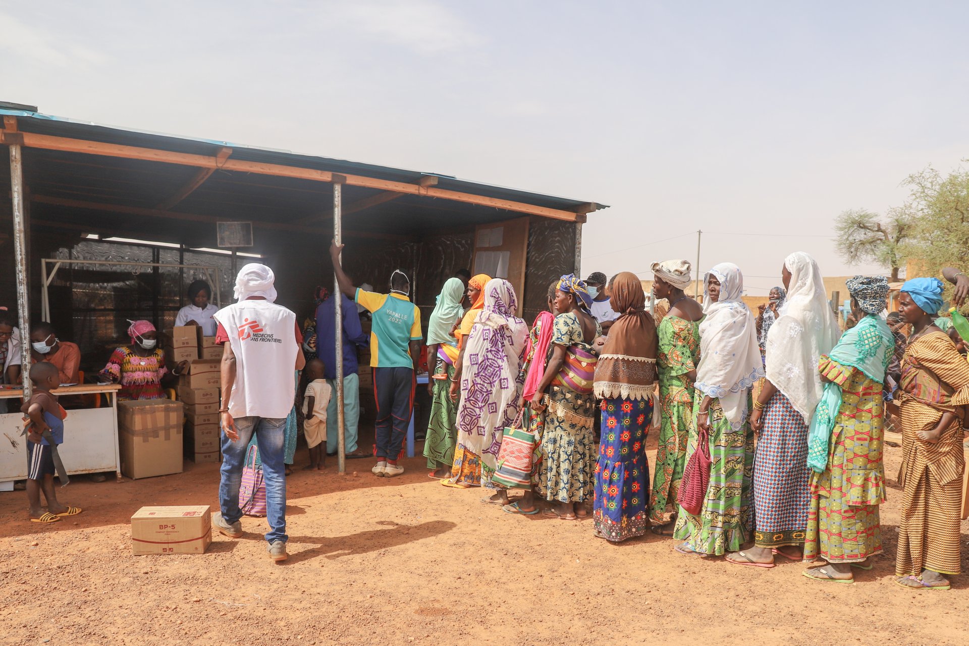 Des mères patientent en file pour recevoir leurs boîtes de rations alimentaires d'urgence à Djibo, 08/04/2023.