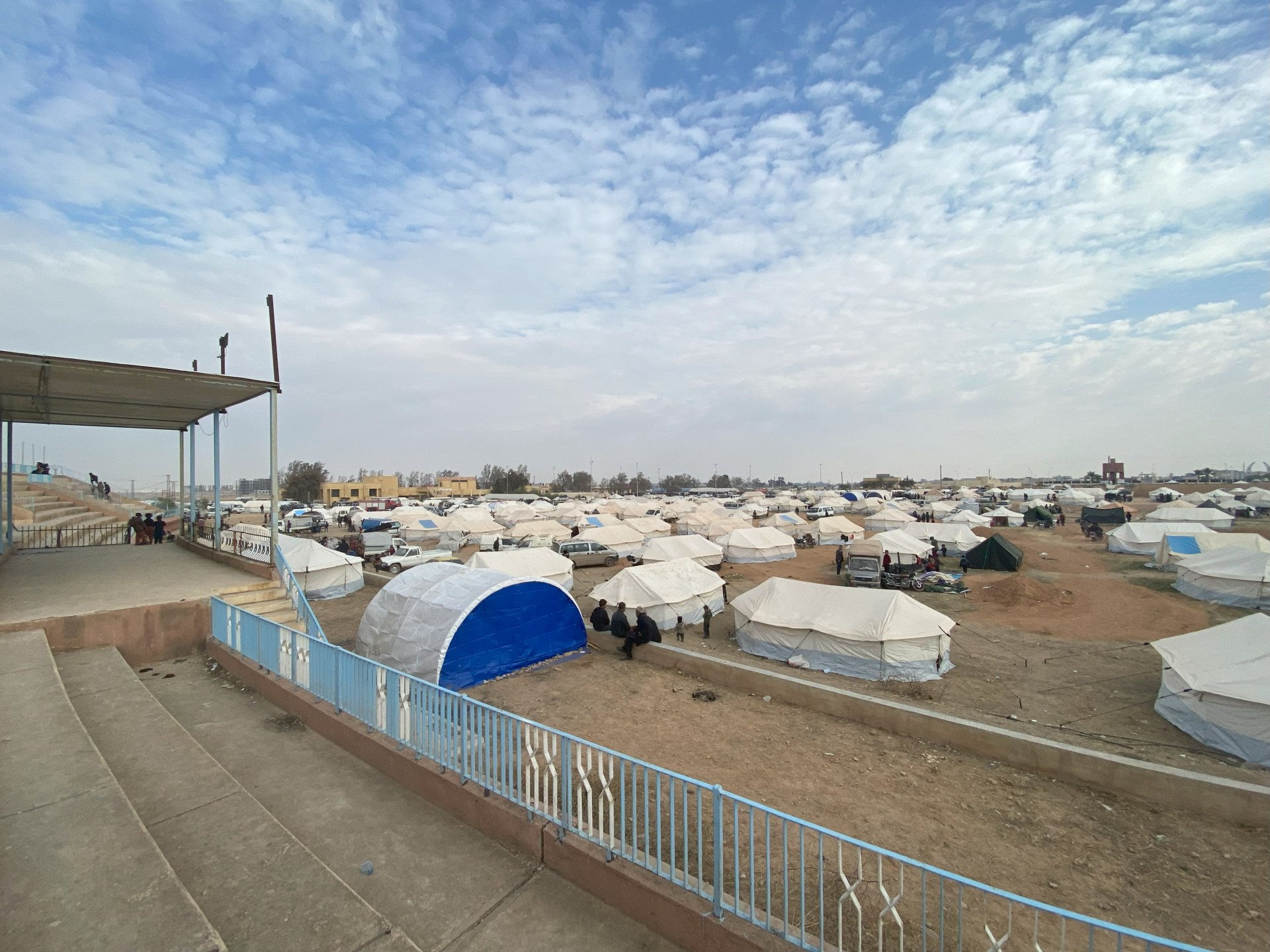 Camp de Tabqa dans le nord-est de la Syrie En réponse aux récents développements en Syrie, Médecins Sans Frontières (MSF) a fourni une aide cruciale à des milliers de personnes déplacées qui cherchent maintenant à se mettre à l'abri à Tabqa et Raqqa, dans le nord-est de la Syrie.
