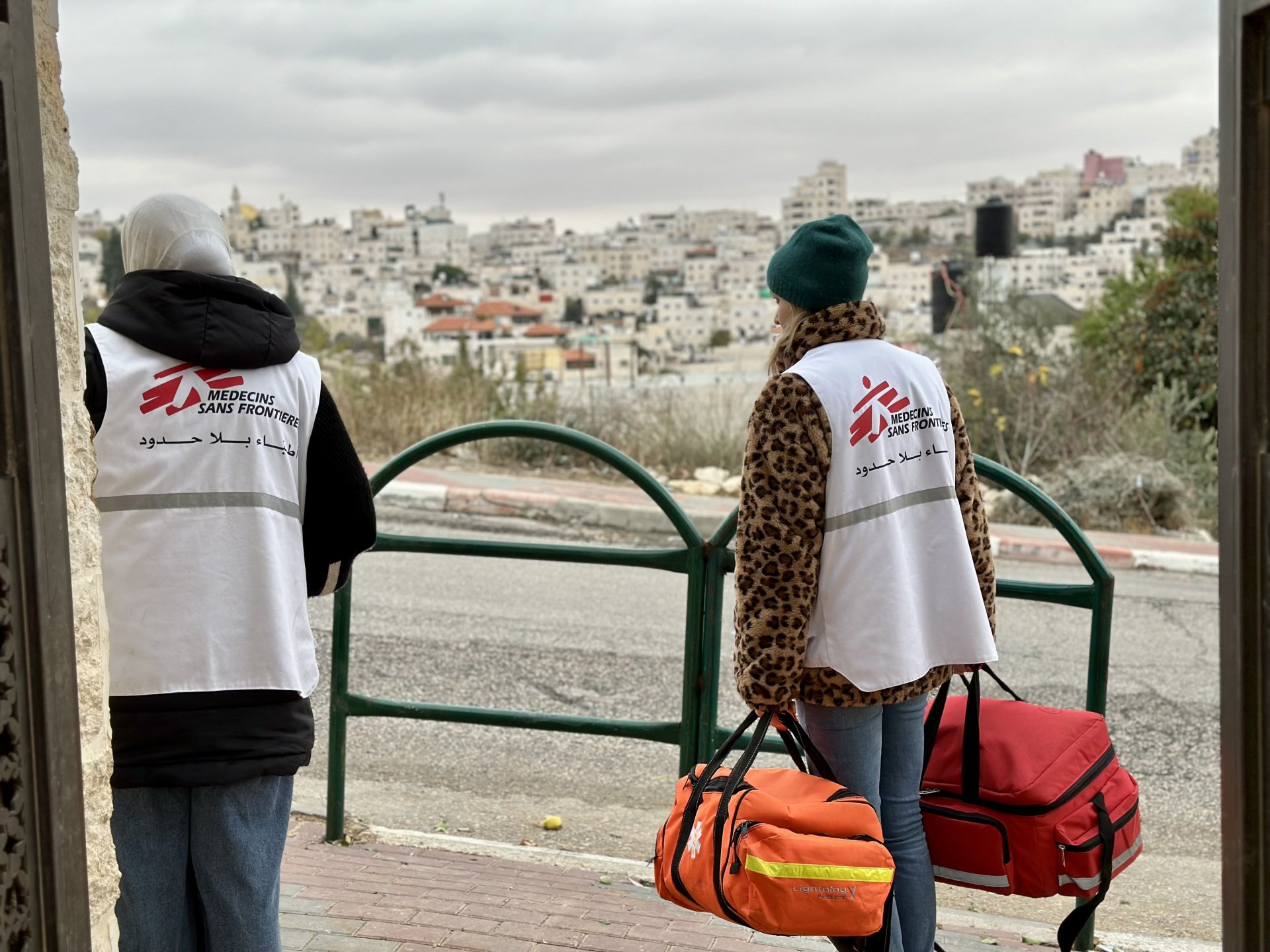 Deux membres du personnel MSF se rendant à notre clinique mobile dans le centre de Jaber, dans la zone H2 de la ville de Hébron.