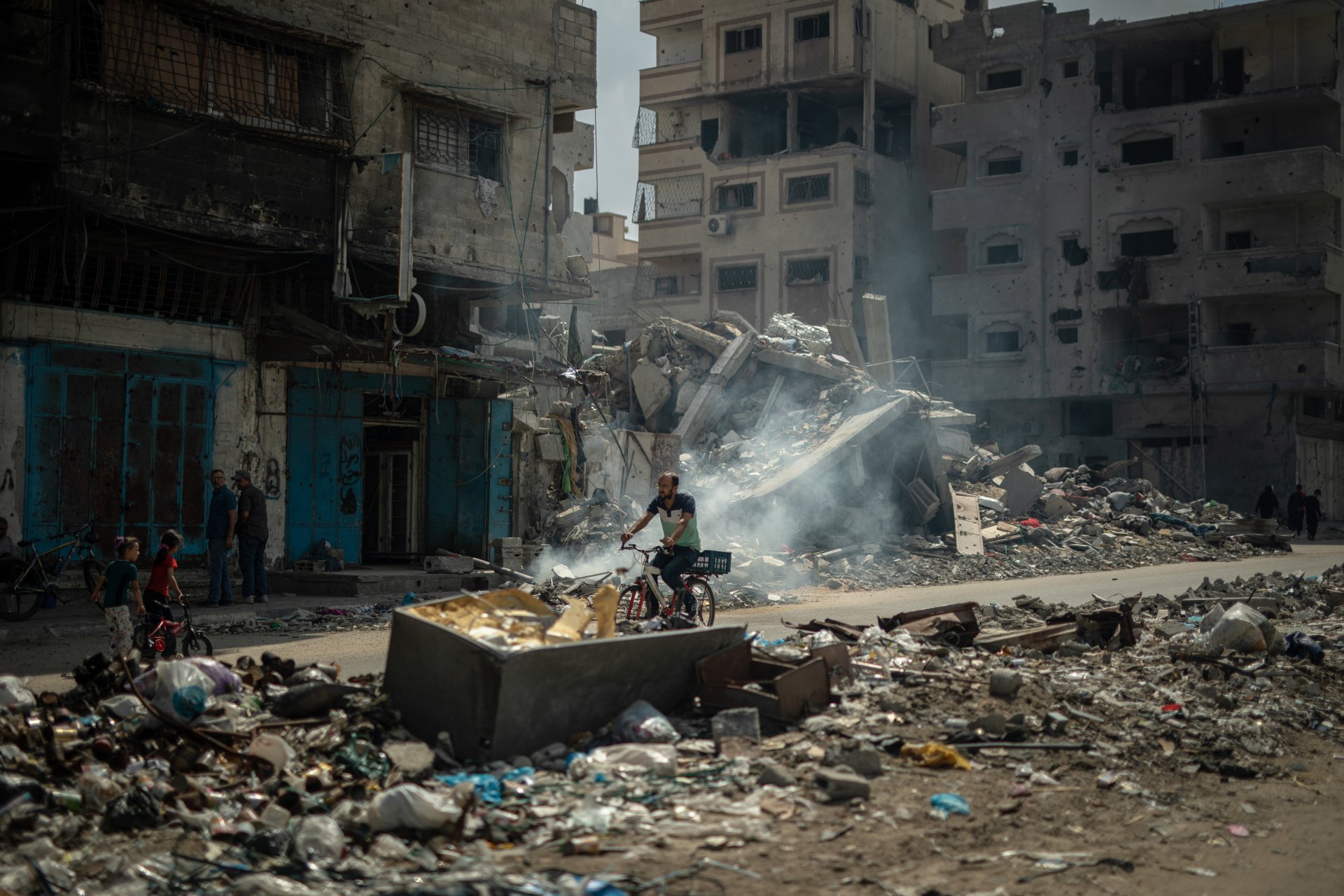Un homme palestinien au milieu des décombres dans le nord de la bande de Gaza. (c)MSF